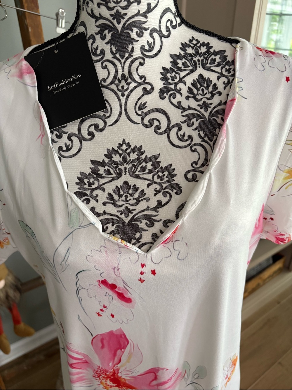 Women's White Floral V-Neck dress- Pink & Yellow Flowers NWT - Picture 2 of 8